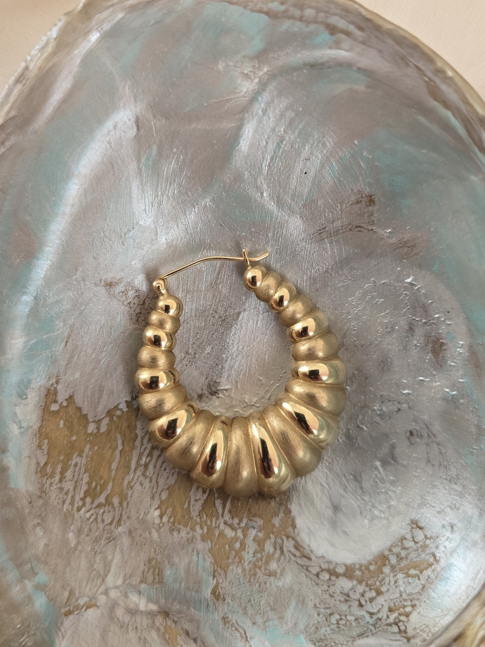 10K Gold Ribbed Shrimp Hoop Earrings - Picture 2 of 7